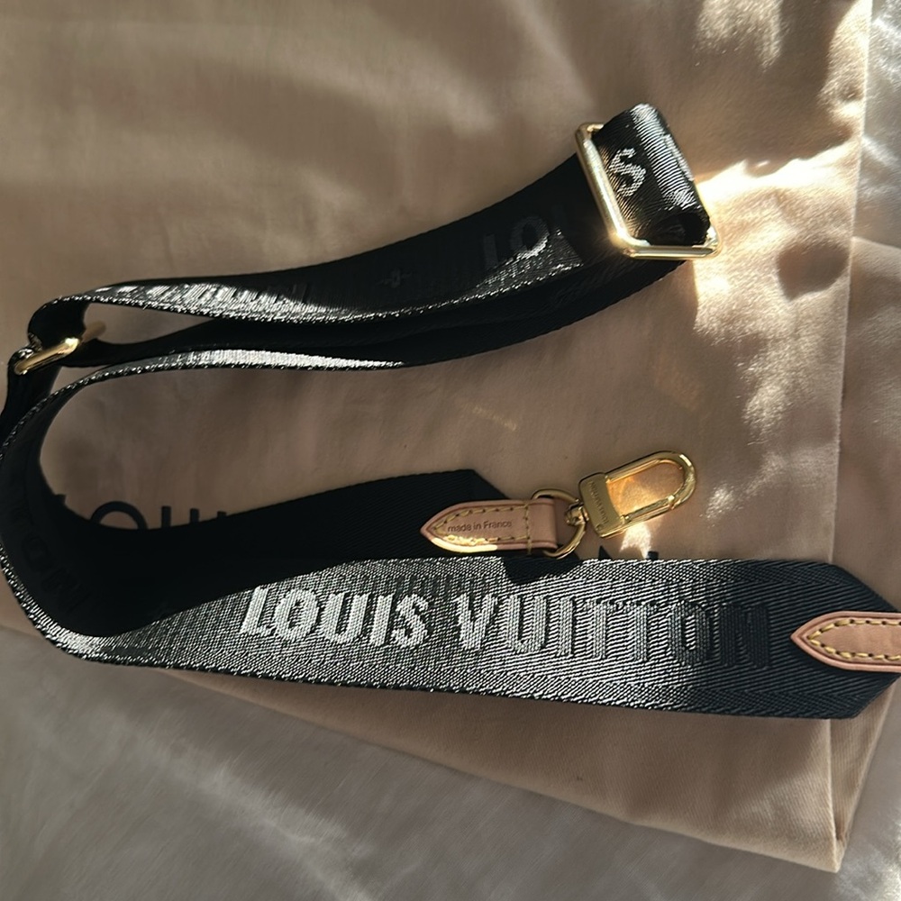Black Louis Vuitton bandouliere strap